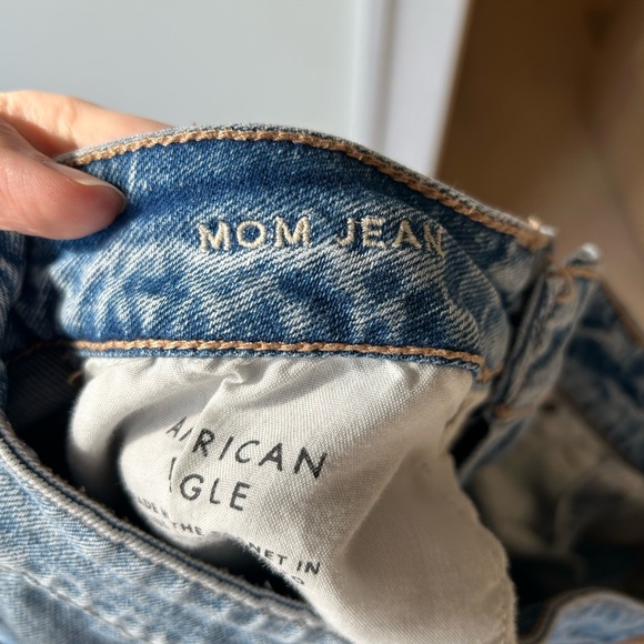 American Eagle Distressed Mom Jeans medium wash size 6 - Picture 5 of 6